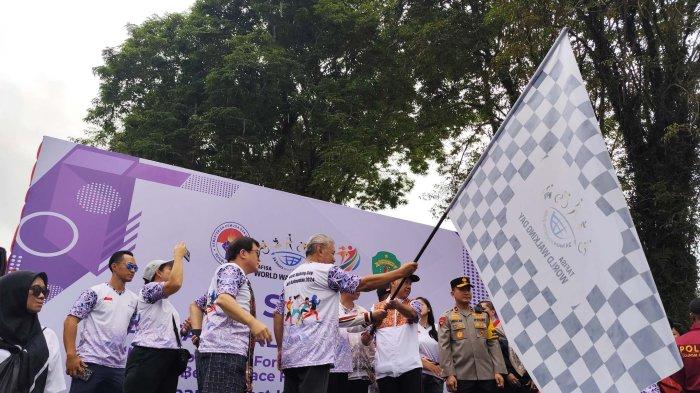 HARI JALAN KAKI SEDUNIA - Para peserta Hari Jalan Kaki Sedunia 2024 di Balikpapan memulai perjalanan mereka dari Lapangan Merdeka dengan antusias, meski sempat diguyur gerimis, Minggu (6/10/2024) pagi. Jalan kaki bisa membuat kebugaran fisik yang tidak hanya mencegah penyakit, tetapi juga memperkuat mental dalam menghadapi berbagai tantangan.