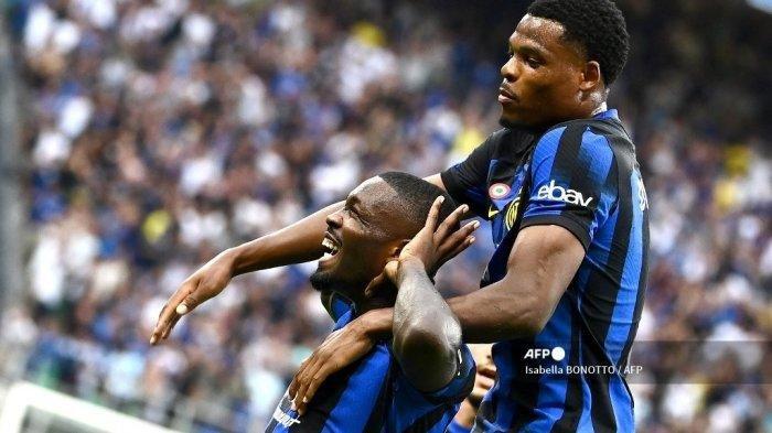 Penyerang Inter Milan #09 Marcus Thuram merayakan gol ke gawang Fiorentina bersama #02 Denzel Dumfries (belakang) pada pertandingan sepak bola Serie A Italia di stadion San Siro.