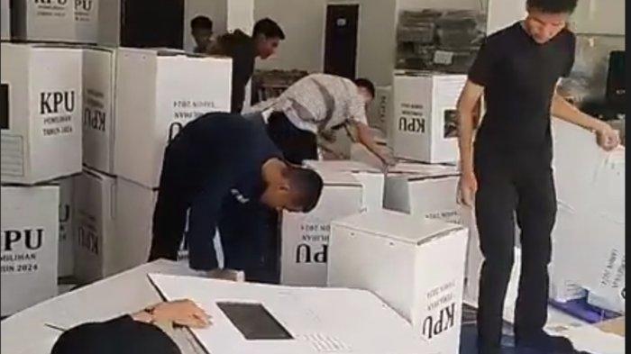 Komisi Pemilihan Umum (KPU) Kabupaten Penajam Paser Utara (PPU) menargetkan, seluruh logistik untuk pelaksanaan pesta demokrasi Pemilihan Calon Kepala Daerah (Pilkada) serentak 2024 secara keseluruhan tersedia pada awal November mendatang.