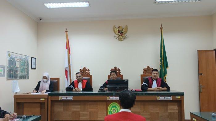 Penampilan Majelis Hakim di PN Tenggarong Kukar yang memimpin sidang pun berbeda dari biasanya. Para hakim tampak kompak memakai pita putih yang di ikat di lengan sebelah kanan masing-masing.TRIBUNKALTIM.CO/HO/PN Tenggarong