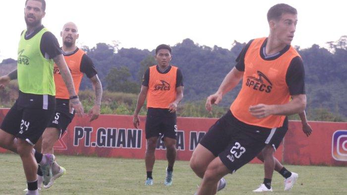 PEMAIN BORNEO FC - Winger Borneo FC Samarinda asal Argentina, Mariano Peralta, saat berlatih bersama Borneo FC guna persiapan menatap Liga 1 di Training Ground, Jalan Jakarta Sungai Kunjang, Kota Samarinda, Kalimantan Timur, Kamis (8/8/2024). 