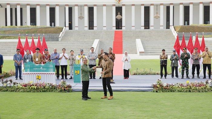 IKN KALTIM - Menteri ATR/BPN, Agus Harimurti Yudhoyono menyerahkan Sertifikat Hak Pakai Istana Negara kepada Menteri Sekretaris Negara, Pratikno, di Ibu Kota Nusantara (IKN), Kalimantan Timur, pada Jumat (11/10/2024).