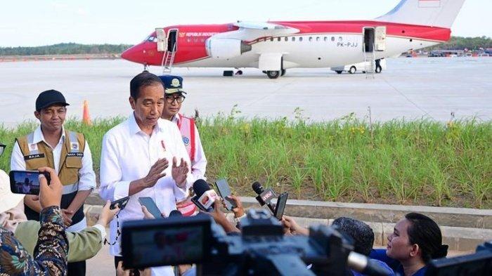 BANDARA IKN KALTIM - Presiden Joko Widodo memberikan keterangan usai mendarat perdana di Bandara IKN