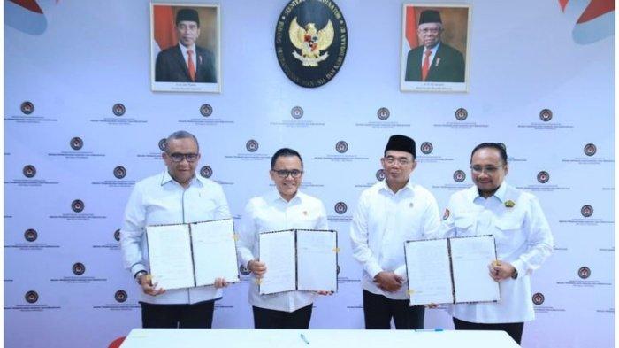 LIBUR NASIONAL 2025 - Menteri Pendayagunaan Aparatur Negara dan Reformasi Birokrasi (PANRB) Abdullah Azwar Anas bersama Menteri Agama Yaqut Cholil Qoumas, dan Plt. Menteri Ketenagakerjaan Airlangga Hartarto yang diwakilkan oleh Wakil Menteri Ketenagakerjaan Afriansyah Noor, menandatangani Surat Keputusan Bersama (SKB) Hari Libur Nasional dan Cuti Bersama Tahun 2025. Daftar libur nasional tahun 2025. Perkiraan jadwal cuti bersama dari Imlek, Idul Fitri hingga Natal