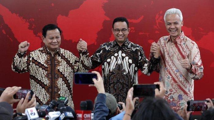 Calon presiden Ganjar Pranowo, bakal calon presiden Prabowo Subianto dan bakal calon presiden Anies Baswedan memberikan keterangan usai makan siang bersama Presiden Joko Widodo di Istana Merdeka, Jakarta, Senin (30/10/2023). Anies Baswedan dan Ganjar Pranowo telah mengonfirmasi kehadiran mereka dalam acara pelantikan Prabowo Subianto-Gibran Rakabuming Raka.
