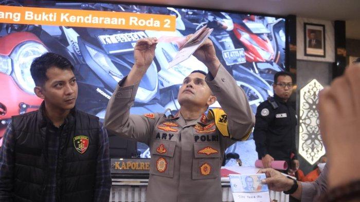 Kapolresta Samarinda, Kombes Pol Ary Fadli, saat menunjukkan uang palsu (upal) yang diamankan tim reserse beserta barang bukti di Mapolresta Samarinda Kalimantan Timur, Kamis (17/10/2024).