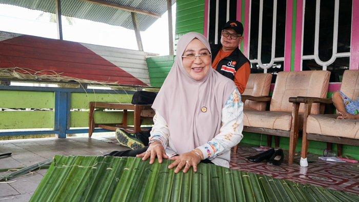 Calon Bupati Berau nomor urut 2 pada Pilkada Berau 2024, Sri Juniarsih Mas saat berkunjung ke rumah warga.