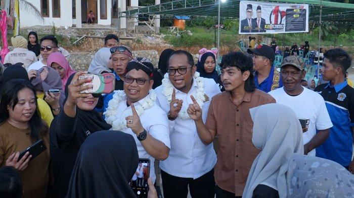 Calon Bupati Kutai Timur nomor urut 1 di Pilkada Kutim 2024, Kasmidi Bulang, foto bersama para pendukungnya.