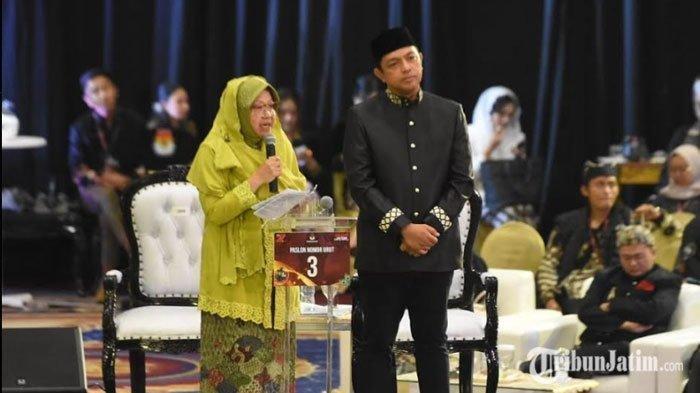DEBAT PERDANA PILGUB JATIM 2024 - Pasangan Calon Tri Rismaharini-KH Zahrul Azhar Asumta Gus Hans di Graha Unesa sebagai arena Debat Perdana Pilgub Jatim 2024, Jumat (18/10/2024) malam