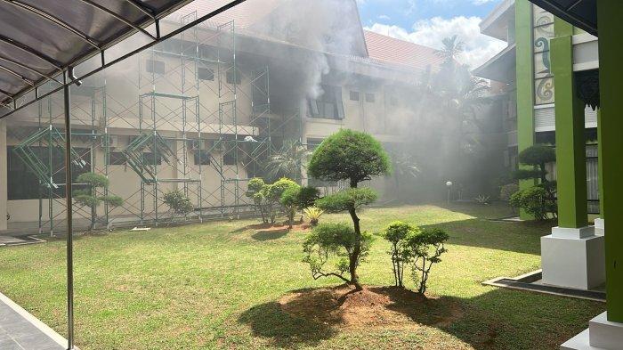 GEDUNG DPRD TERBAKAR - Gedung A Dewan Perwakilan Rakyat Daerah (DPRD) Kutai Kartanegara (Kukar) dilanda kebakaran sekitar pukul 13.30 Wita, Sabtu (19/10/2024),  Jalan Wolter Monginsidi, Timbau, Tenggarong, Kabupaten Kutai Kartanegara, Provinsi Kalimantan Timur.
