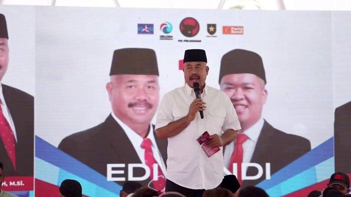 Calon Bupati di Pilkada Kukar 2024 Edi Damansyah saat berpidato di hadapan para pendukungnya.