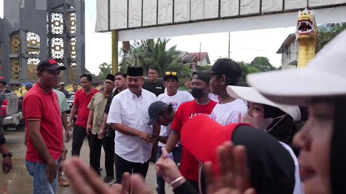 Calon Bupati di Pilkada Kukar 2024 Edi Damansyah disambut hangat warga di Desa Kutai Lama, Kecamatan Anggana, Kabupaten Kutai Kartanegara, Kalimantan Timur.