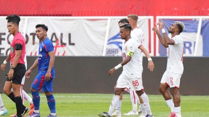 HASIL LIGA 1 - Pemain Malut United, Yakob Sayuri, merayakan golnya seusai membobol gawang Arema FC dalam lanjutan Liga 1, Sabtu (19/10/2024).