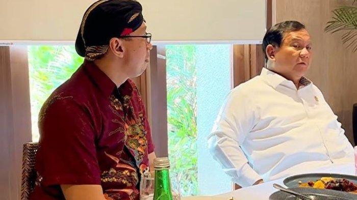 ABU JANDA WAMEN APA? - Unggahan video Abu Janda yang mengaku dipanggil Prabowo Subianto lewat pintu belakang. Permadi Arya jadi wamen apa? Mengaku dipanggil lewat pintu belakang namun Abu Janda disebut tak direstui Prabowo untuk menjadi wamen.