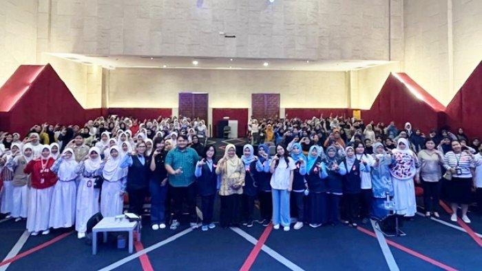 Yayasan Kanker Indonesia (YKI) Cabang Balikpapan menggelar penyuluhan kanker payudara ke siswi SMP dan SMA/SMK di Kota Balikpapan, di Hall Pentacity-Balikpapan Superblock (BSB), Kalimantan Timur.