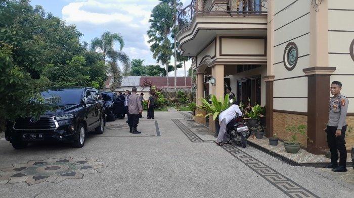 KPK GELEDAH RUMAH KADISPORA KUKAR - Komisi Pemberantasan Korupsi (KPK) kembali melakukan langkah penegakan hukum dengan menggeledah rumah mantan birokrat berinisial AI di Kutai Kartanegara (Kukar), Kalimantan Timur, pada Selasa (22/10/2024).