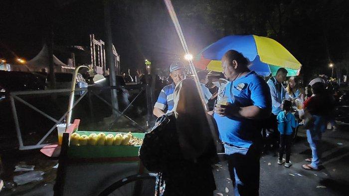 Potret dagangan UMKM yang diborong tim paslon cagub dan cawagub Kaltim, Rudy-Seno saat debat perdana Pilkada Kaltim 2024 di area Plenarry Hall GOR Kadrie Oening Samarinda, Rabu (23/10/2024) malam.