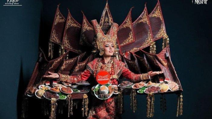 Miss Grand Indonesia 2024 Nova Liana tampil dengan kostum masakan Padang bertajuk The Royal Flavors of Payakumbuah dalam ajang Miss Grand International 2024 sesi National Costume Competition. 