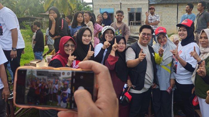 Warga antusias berebut foto bareng calon wakil bupati Kukar Rendi Solihin di sela kampanye paslon Edi-Rendi di Lapangan Voli, Desa Semangko, Kecamatan Marang Kayu, Kabupaten Kutai Kartanegara, Kalimantan Timur, Rabu (23/10/2024) sore. 