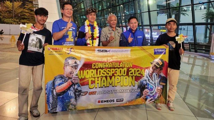 Gelar juara dunia spektakuler Aldi Satya Mahendra di ajang bergengsi World Supersport 300 (WorldSSP300) 2024 mendapatkan sambutan hangat dari masyarakat Indonesia.