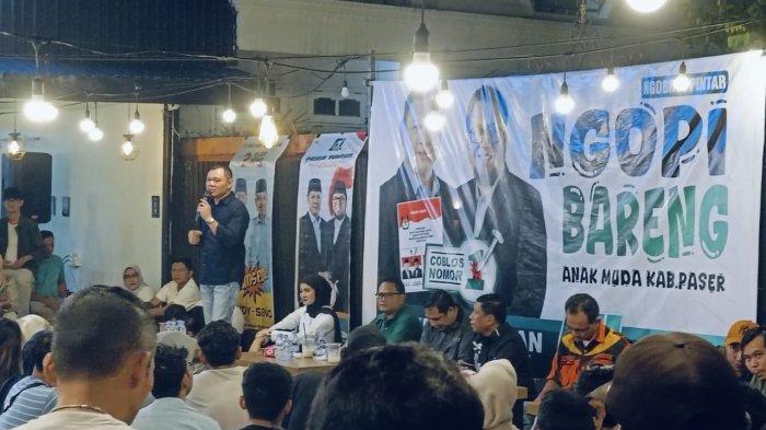 PILKADA PASER 2024 - Calon Bupati Paser nomor urut 1, Fahmi Fadli saat berkampanye dengan menyasar pemilih muda di Sejenak Kopi, Jalan Jenderal Sudirman, Kecamatan Tanah Grogot, Kabupaten Paser, Kalimantan Timur, Kamis (24/10/2024) malam.