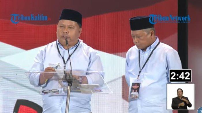 DEBAT PILKADA BERAU - Pasangan calon bupati dan calon wakil bupati Berau nomor urut 1, Madri Pani dan Agus Wahyudi (MP-AW) pada debat publik perdana Pilkada Berau 2024, yang disiarkan langsung Trans7 dari Jakarta, Sabtu (26/10/2024) malam.