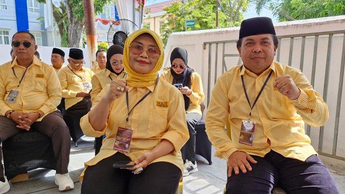 PILKADA BONTANG 2024 - Calon Walikota Neni Moerniaeni dan Calon Wakil Walikota Agus Haris saat berada di Kantor KPU Bontang.