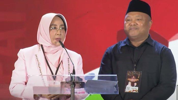 DEBAT PILKADA BERAU 2024 - Paslon nomor urut 2 di Pilkada Berau, Sri Juniarsih-Gamalis saat debat perdana, Sabtu (26/10/2024).