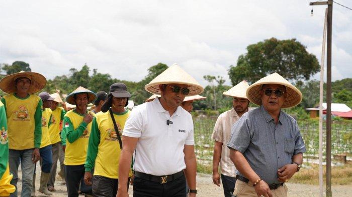 Cagub Kaltim Rudy Masud saat mendengar aspirasi para petani Kaltim.
