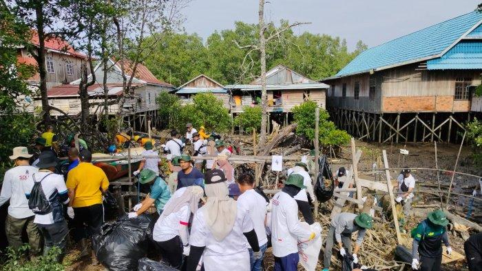 EKSISTENSI LINBANK PASER - Ketua Komunitas Linbank Kabupaten Paser, Nur Annisa Alfianti saat Aksi Coastal Clean Up di Desa Pondong, Kecamatan Kuaro, Kabupaten Paser, Kalimantan Timur pada 26 Oktober 2024.