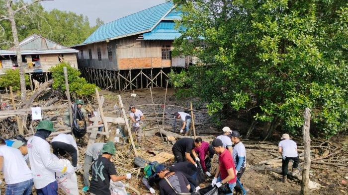 EKSISTENSI LINBANK PASER - Ketua Komunitas Linbank Kabupaten Paser, Nur Annisa Alfianti saat Aksi Coastal Clean Up di Desa Pondong, Kecamatan Kuaro, Kabupaten Paser, Kalimantan Timur pada 26 Oktober 2024.