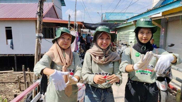 EKSISTENSI LINBANK PASER - Ketua Komunitas Linbank Kabupaten Paser, Nur Annisa Alfianti saat Aksi Coastal Clean Up di Desa Pondong, Kecamatan Kuaro, Kabupaten Paser, Kalimantan Timur pada 26 Oktober 2024.