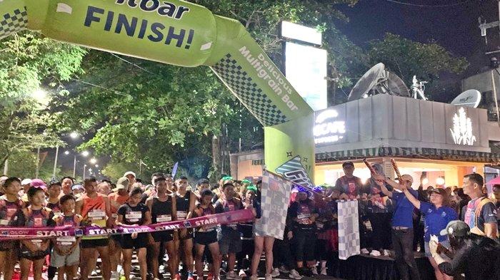 OLAH RAGA MALAM - Blue Sky Hotel Balikpapan menyemarakkan hari jadinya yang ke-51 tahun dengan event lari bergengsi bertajuk Glowfest Blue Sky Night Run, Sabtu (26/10/2024) malam.