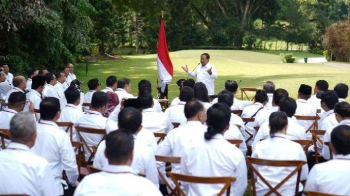 Presiden RI Prabowo Subianto memberikan arahan di hadapan para menteri dan anggota Kabinet Merah Putih lainnya dalam rangkaian pembekalan di Akademi Militer (Akmil), Magelang, Jawa Tengah, Jumat (25/2024).