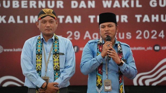 Pasangan calon gubernur dan calon wakil gubernur nomor urut 2 pada Pilkada Kaltim 2024, Rudy Masud (kanan) dan Seno Aji saat tampil bersama di atas panggung. Lewat program JOSPOL, Rudy-Seno janji muluskan 300 kilometer jalan Tenggarong-Kubar di Kalimantan Timur.