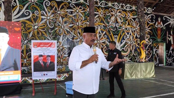Calon Bupati di Pilkada Kukar 2024, Edi Damansyah saat berkampanye di Lamin Desa Sungai Bawang, Kecamatan Muara Badak, Kabupaten Kutai Kartanegara, Kalimantan Timur.