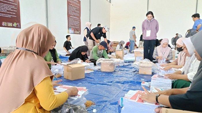 Proses sortir dan lipat surat suara Pilkada serentak 2024 di gudang logistik KPU Kota Balikpapan di Jl. Alam baru Somber telah dimulai.