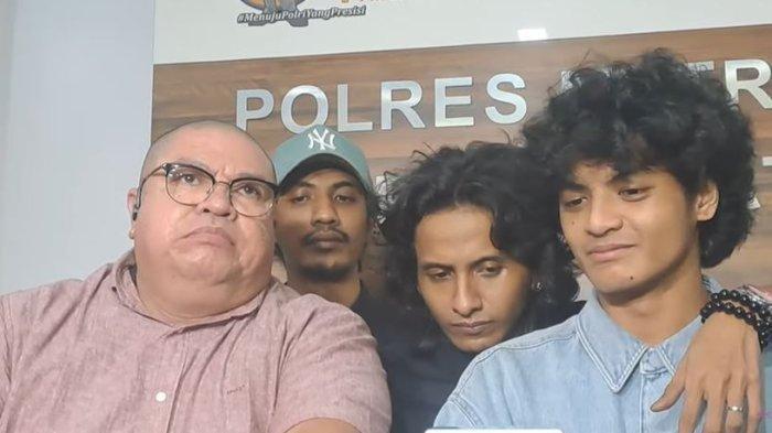 Razman Nasution (kiri) saat mendampingi Vadel Badjideh (kanan) melakukan pemeriksaan buntut laporan Nikita Mirzani. Razman Nasution mengisyaratkan kemungkinan mundur dari kuasa hukum Vadel Badjideh.