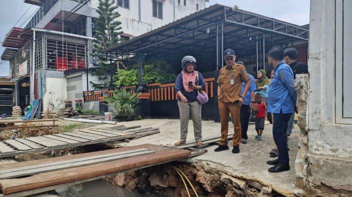 AIR PDAM MATI - Titik lokasi yang ditemukan kebocoran pipa air PDAM yang disebabkan galian proyek drainase di Jalan Sendawar, Kelurahan Bontang Baru, Bontang Utara, Selasa (29/10/2024). Manager Pemasaran Perumda Tirta Taman, Mulianur, yang datang meninjau lokasi dan mengungkapkan keprihatinannya. Masalah ini berdampak pada hampir 1.000 sambungan rumah tangga.