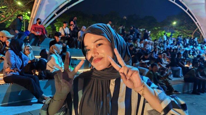 Founder of Harum Youth Community, Syahrah Atthirah Savitri, yang merupakan anak dari Rudy Mas'ud usai memberikan keterangan dalam kegiatan lomba musik akustik di Teras Samarinda, Kota Samarinda, Kalimantan Timur, Sabtu (26/10/2024).