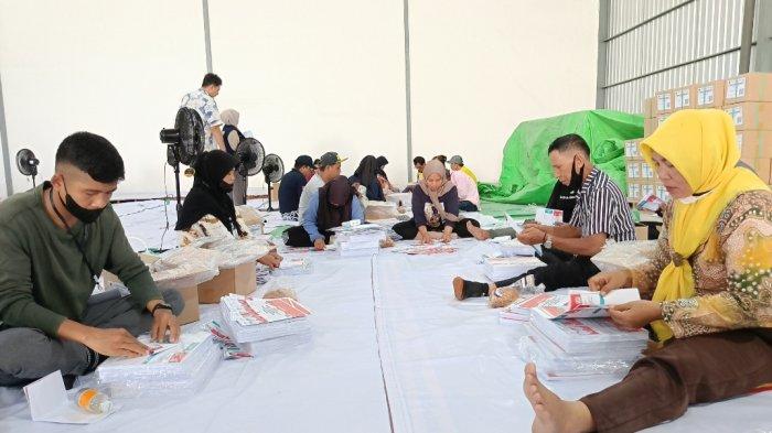 PILKADA BALIKPAPAN 2024 - Proses sortir dan lipat surat suara Pilkada serentak 2024 di gudang logistik KPU Kota Balikpapan di Jl. Alam Baru Somber telah dimulai.