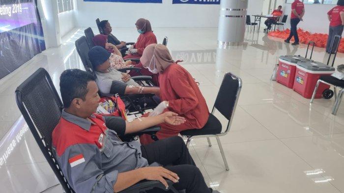 Yang daftar sekitar 117 orang, dari target kita 100 orang. 50 dari karyawan dan 50 dari konsumen Yamaha kita.