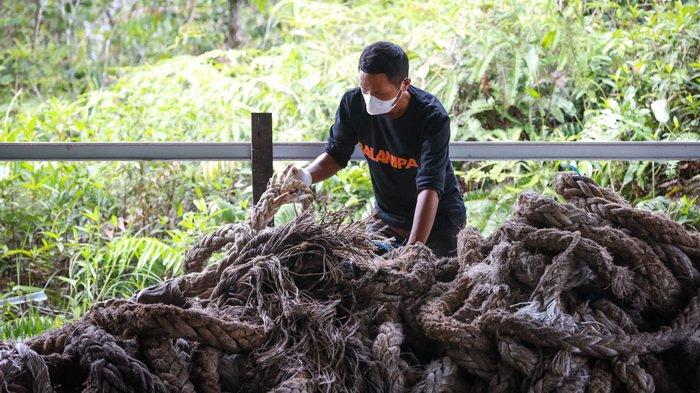 SORTIR TALI - Anggota KUBE Balanipa tengah menyortir limbah tali di tempat penumpukan di Jalan Petrolog, RT 28, Desa Gas Alam, Kecamatan Muara Badak, Kutai Kartanegara.
