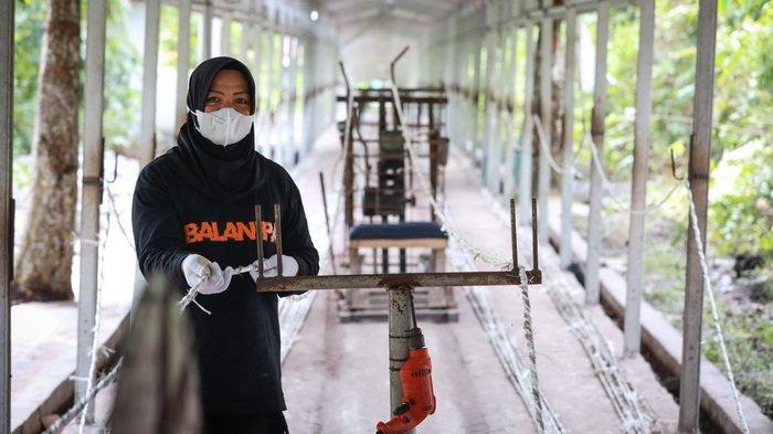 PEMINTALAN - Tali-tali bekas yang sudah diuraikan dan dipisahkan menurut jenisnya. Siap untuk dipintal. Pemintalan tali menggunakan mesin dan bor listrik.