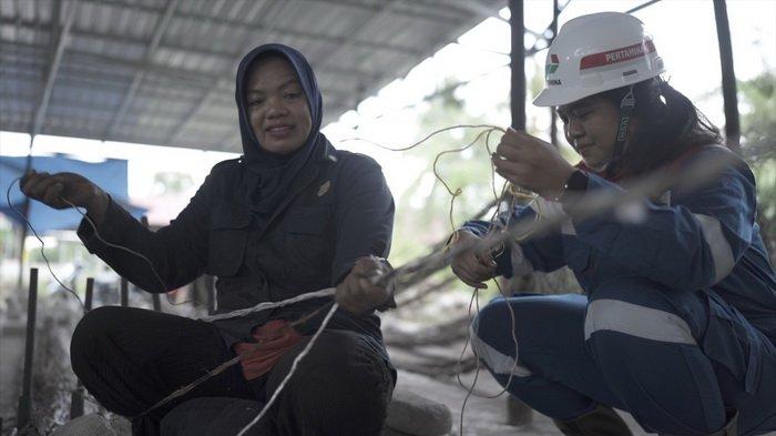 BERI PENDAMPINGAN - Pendampingan Pertamina Hulu Sanga-Sanga (PHSS) berupa penyusunan program usaha daur ulang limbah tali. Bantuan modal juga diberikan dari program pengembangan masyarakat PHSS melalui corporate social responsibility atau tanggung jawab sosial perusahaan.