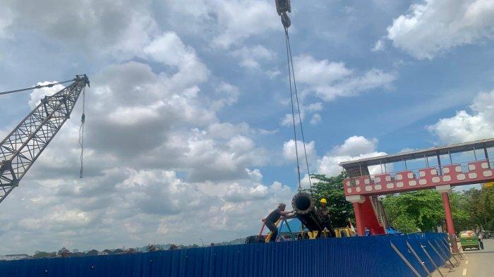 MEMBANGUN TERAS SAMARINDA - Pembangunan Teras Samarinda berlanjut ke tahap kedua yang berlokasi di Dermaga Mahakam Ilir. Dengan konsep zona kota tua dan rencana pengembangan Little Chinatown, kawasan ini diharapkan menjadi destinasi ikonik sepanjang tepian Sungai Mahakam. Untuk tahap dua ini, terbagi dalam empat segmen, tapi tahun ini fokus pengerjaan berada pada segmen tiga dengan pelebaran sayap dan area kolong dermaga.