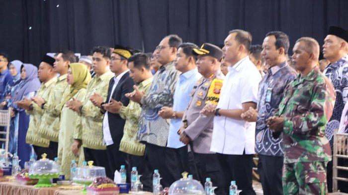 DEBAT PILKADA PPU - Penjabat Bupati Penajam Paser Utara, Zainal Arifin hadiri debat perdana pasangan calon (paslon) Bupati dan Wakil Bupati Kabupaten PPU Tahun 2024. Kegiatan tersebut digelar di gedung Dome Anden Oko, Kilometer 09 Nipah-nipah, Kabupaten Penajam Paser Utara, Kalimantan Timur pada Kamis 31 Oktober 2024 malam.