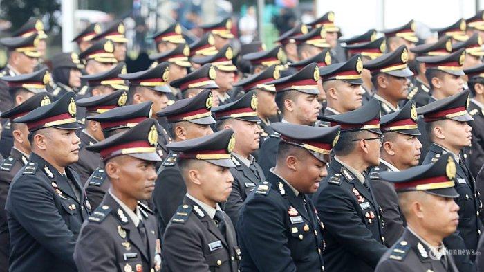 Sejumlah anggota Polri mengikuti acara perayaan HUT Bhayangkara ke 78 di kawasan Monas, Jakarta Pusat, Senin (1/7/2024). Belasan Komjen menjadi kandidat Wakapolri menggantikan Komjen Agus Andrianto, ada senior dan lulusan Akpol termuda.