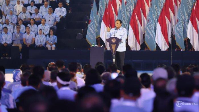 Presiden Prabowo Subianto memberikan sambutan dalam acara deklarasi Gerakan Solidaritas Nasional (GSN) di Indonesia Arena, Senayan, Jakarta Selatan, Sabtu (2/11/2024). Deklarasi GSN merupakan rangkaian acara strategis Presiden Prabowo Subianto setelah pembekalan Kabinet Merah Putih di Magelang, Jawa Tengah, untuk membangun semangat perjuangan, persatuan, dan solidaritas nasional.