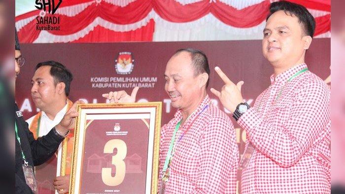 Calon Bupati Kutai Barat Sahadi bersama calon wakil bupati Alexander Edmond saat menyapa pendukungnya. Pasangan ini mendapat nomor urut 3 dalam kontestasi Pilkada Kubar 2024. 